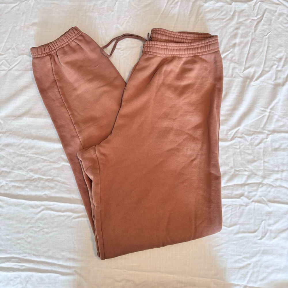 Skims the Jogger Sweatpants in Camel